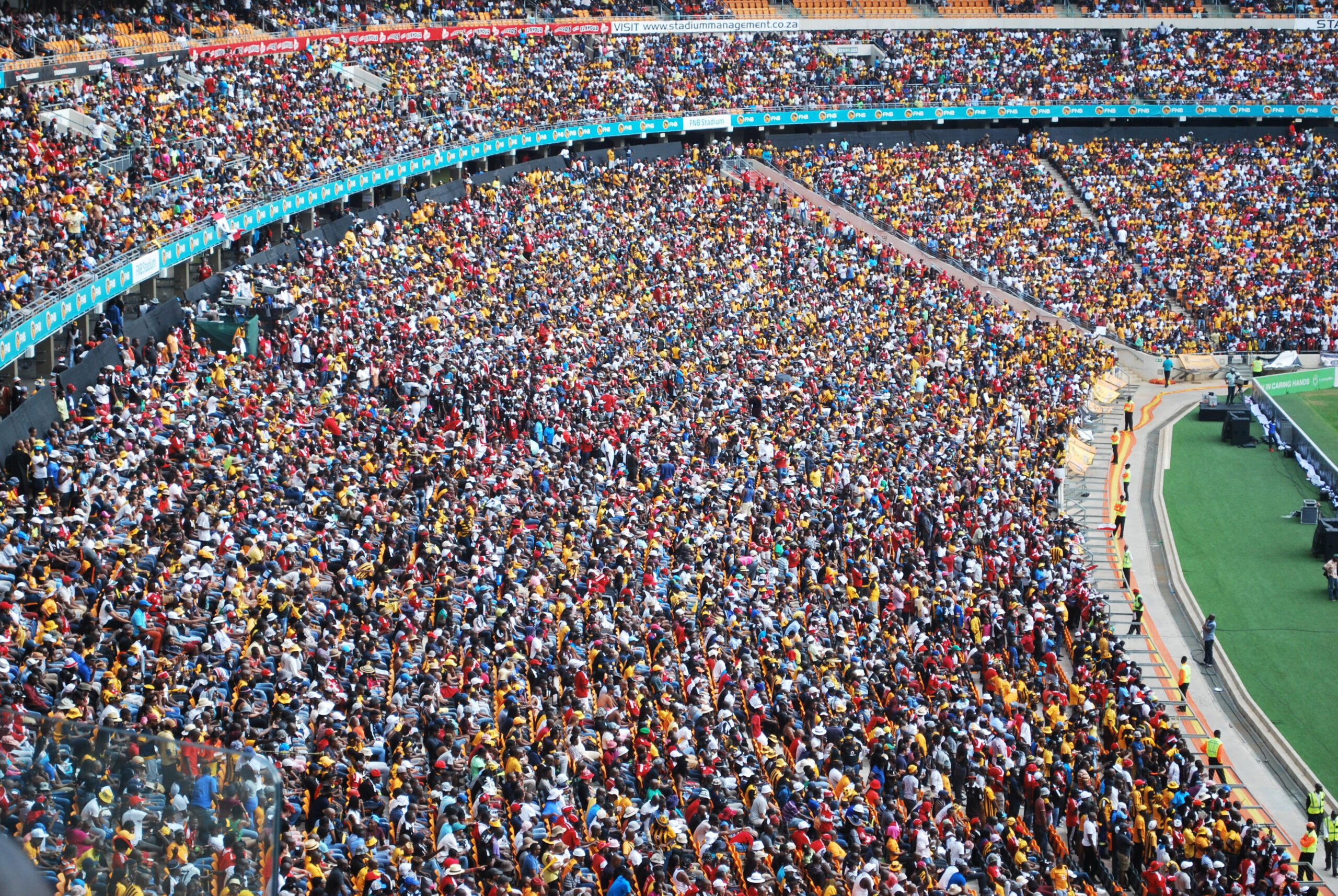 multidão em um estádio em johannesburg-south-africa-for-rugby-2741194